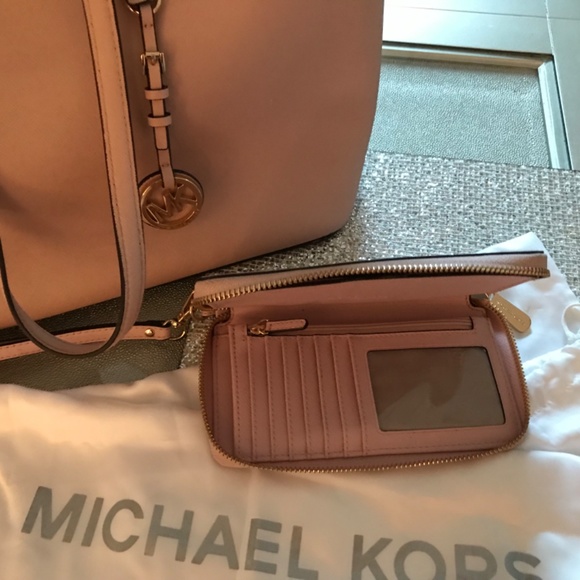 Micheal Kors tote - Picture 4 of 8